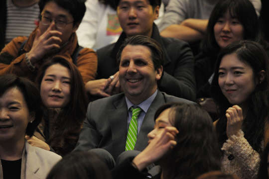 한국외국어대학교(총장 김인철)가 24일 교내 오바마홀에서 마크 리퍼트(Mark Lippert) 주한미국대사를 초청해 재학생들과 타운홀 미팅을 가졌다. 박상미 교수(국제학부)의 사회로 진행된 이날 행사에는 교직원 및 재학생 500여명이 참석해 다양한 주제를 놓고 자유로운 분위기 속에서 질의응답을 벌였다.  한국외대 제공